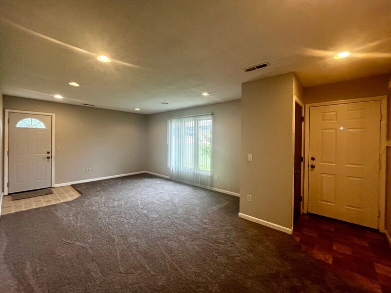 Building Photo - 3326 Kendale Dr