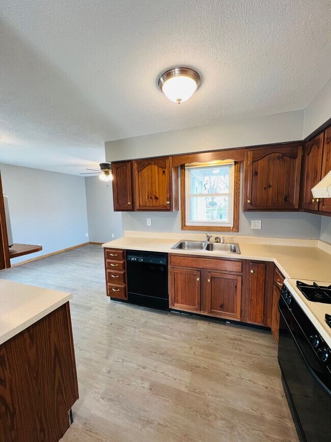 Building Photo - 3 Bedroom Home w/ Garage in Marion, IA