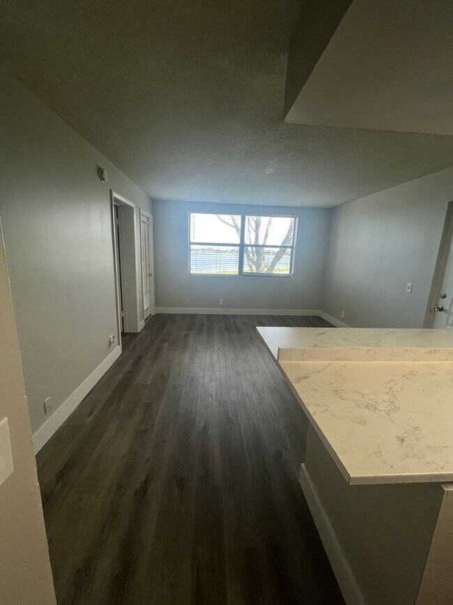 Building Photo - ONE BEDROOM ONE BATHROOM!! With LAKEVIEW!