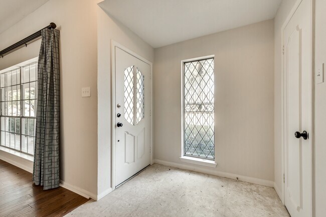 Building Photo - Overton Park Duplex!