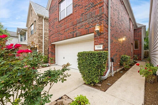 Building Photo - 1339 Ella Pl