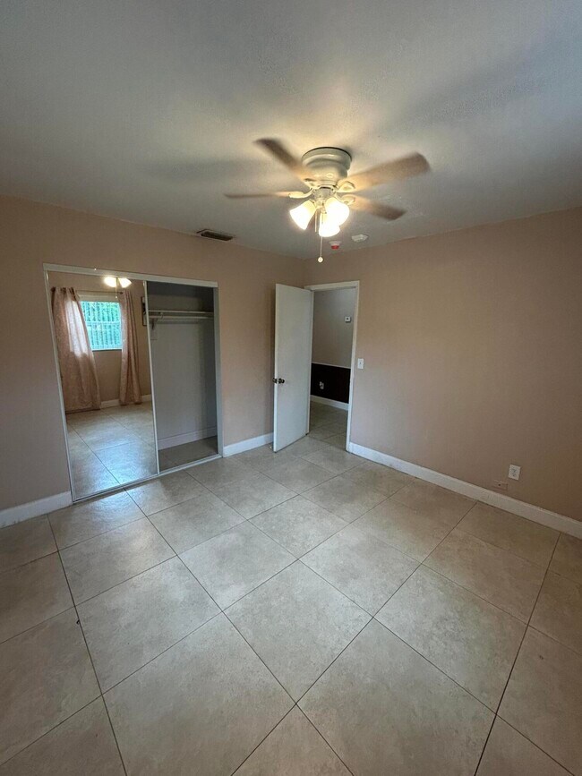 Building Photo - 3045 Jackson Ave