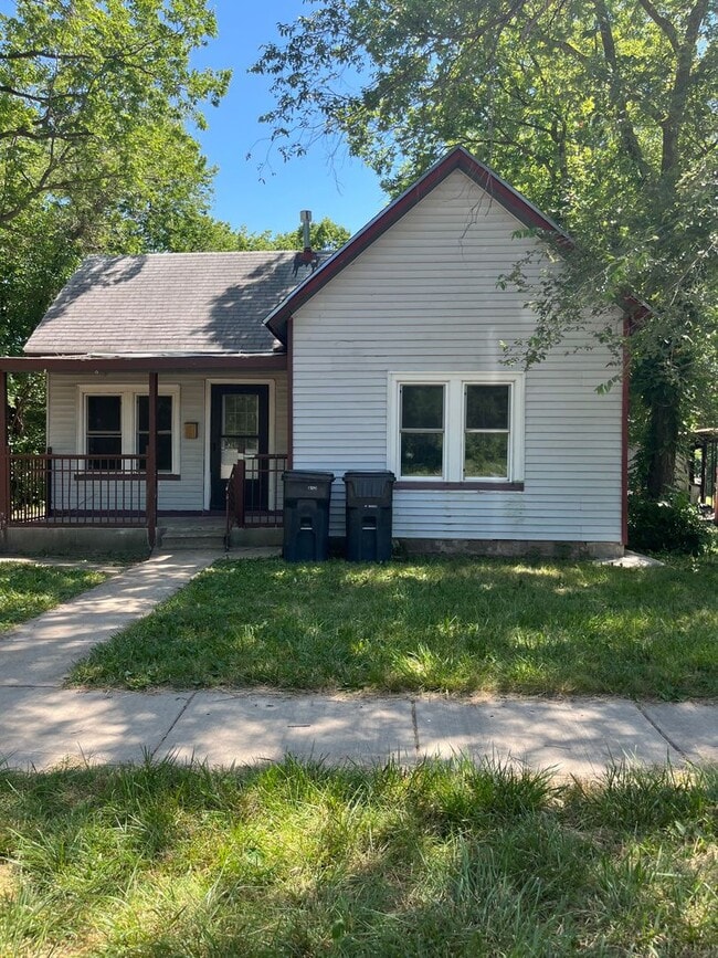 Building Photo - $795 - 3 bed 1 bath - Single Family Home