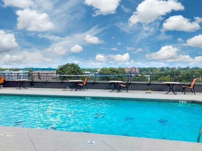 Building Photo - 565 Peachtree St NE