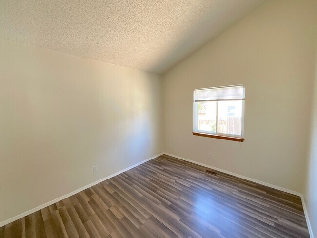 Building Photo - 4 Bedroom Home Available Near Research Pkwy & Scarborough Dr!