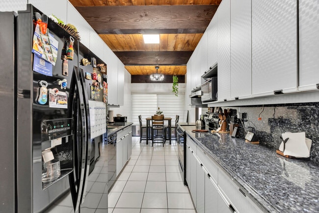 Building Photo - 720 E Coco Plum Cir