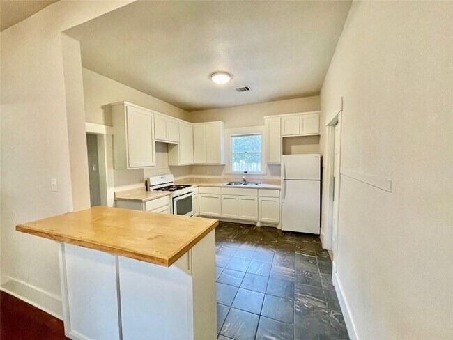 Building Photo - 506 E 38th St