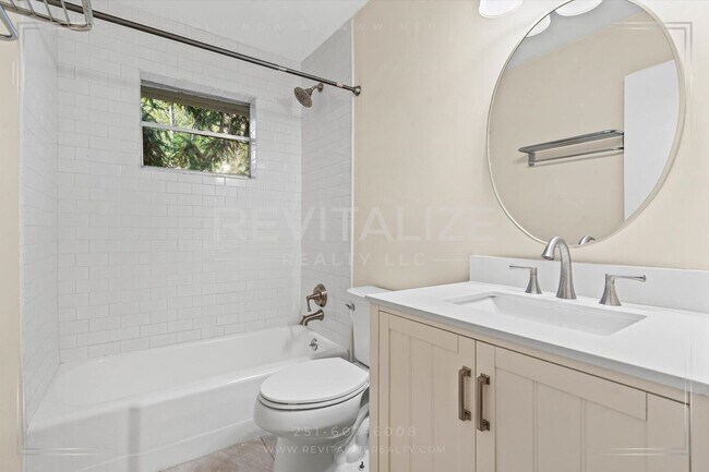 Building Photo - Stylish 3 Bed Brick Home | Modern Kitchen + Large Private Backyard