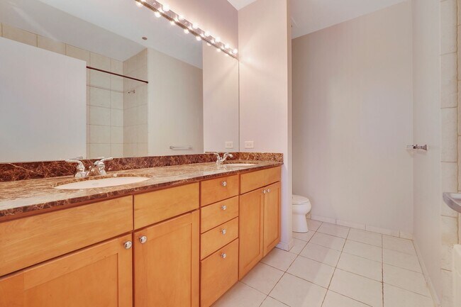 Building Photo - Gorgeous River North penthouse for rent!