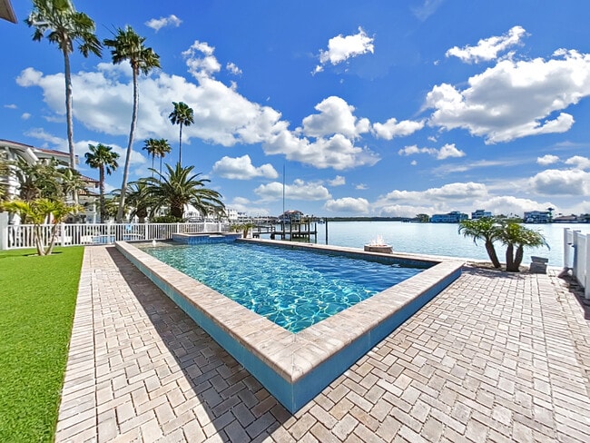 Building Photo - 882 Bay Point Dr