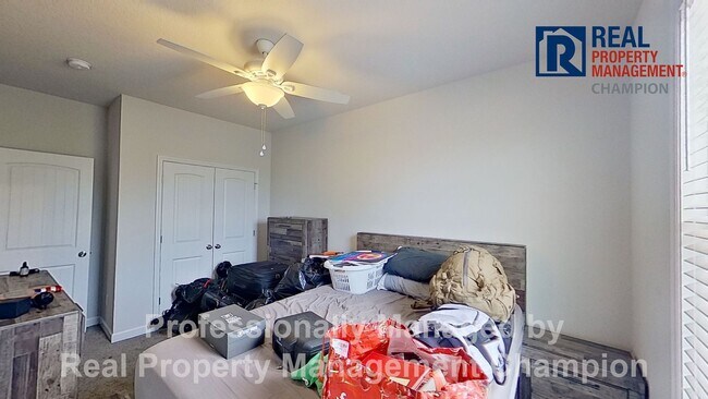 Building Photo - Fabulous Townhome with Open Floorplan