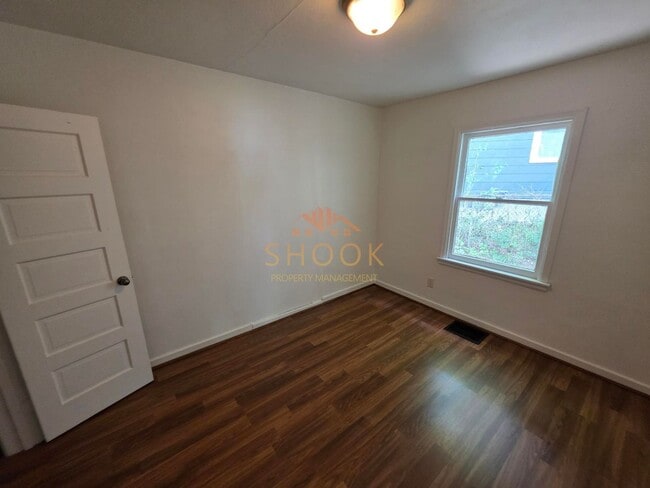 Building Photo - Cute 2 Bedroom Home Close to Downtown