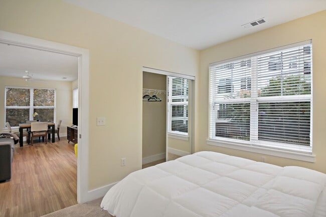 Building Photo - 615 S Columbus St