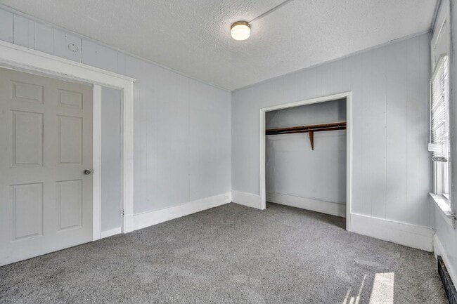 Building Photo - Spacious 5 Bedroom - Vouchers Accepted