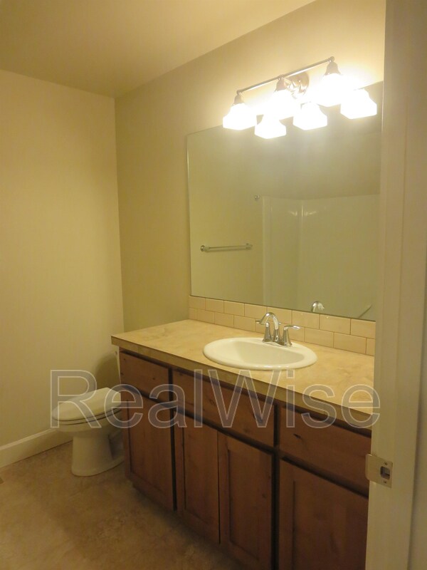 Building Photo - 3006 NE Red Oak Dr