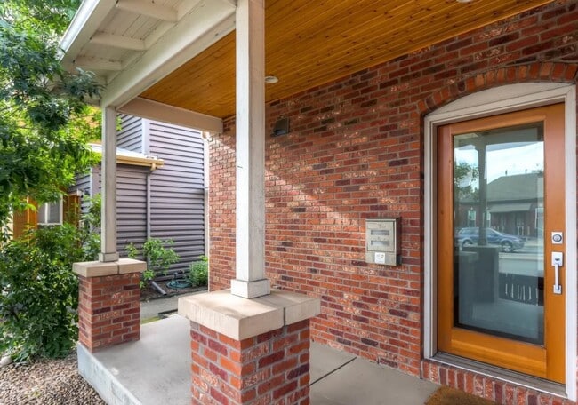 Building Photo - 1 bed 1.5 bath Stand Alone Townhome. Rent Discount - $2,750 Rent to July 31 2026. $2,995 Rent Sta...