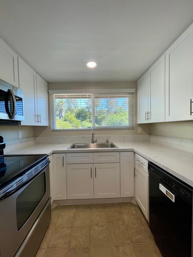 Building Photo - 2 Bedroom-2 Bathroom Single Story Condo; 2...