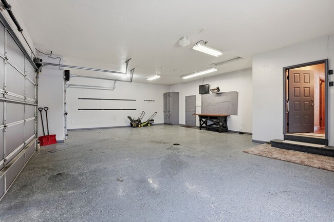 Building Photo - Stunning Appleton Home