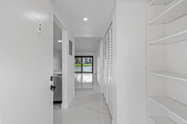 Building Photo - 510 W Park Dr