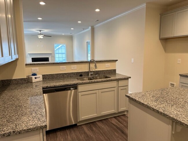 Building Photo - Townhouse / Whitsett