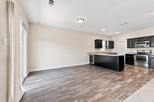 Building Photo - 405 Willow Creek Dr