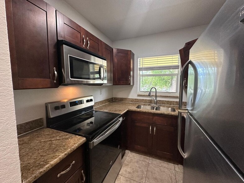 Interior Photo - 2640 Ivy Apartments LLC