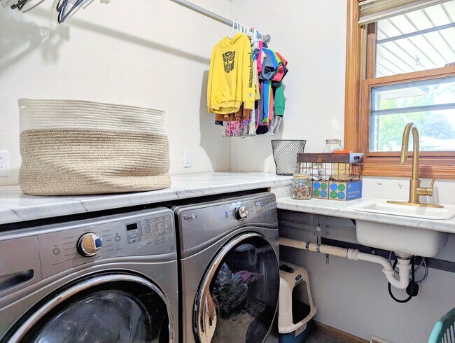 Building Photo - Four Bedroom Neenah House