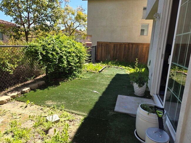 Building Photo - 4 BR 2.5 BA detached modern single-family home.