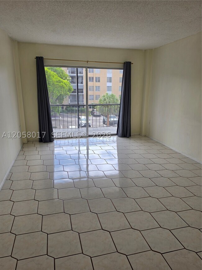Building Photo - 4158 Inverrary Dr