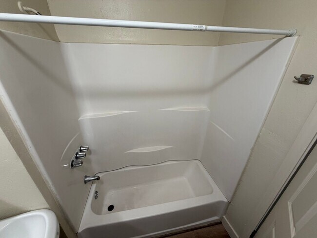 Building Photo - 2405o