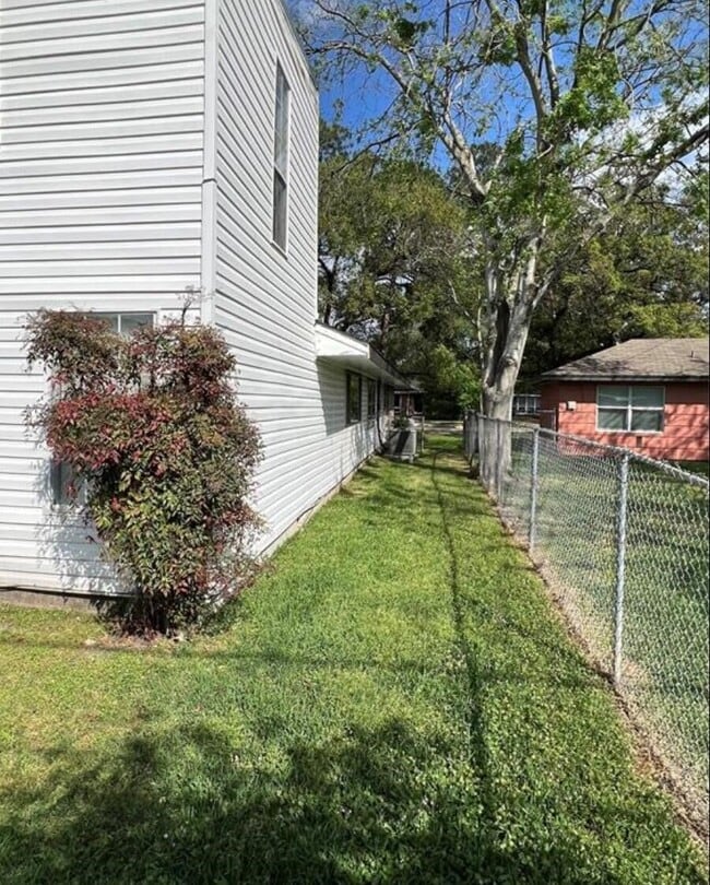 Building Photo - 2107 Restridge Dr