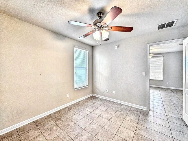 Building Photo - "Cozy 1-Bedroom Gem in San Marcos - Modern Comfort in 500 Sq Ft!"