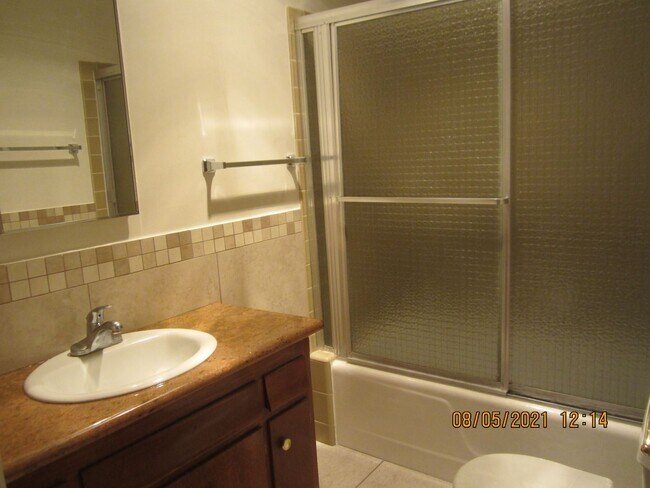 Building Photo - 2 br, 1 bath House - 4314 UNIVERSITY AVE #8