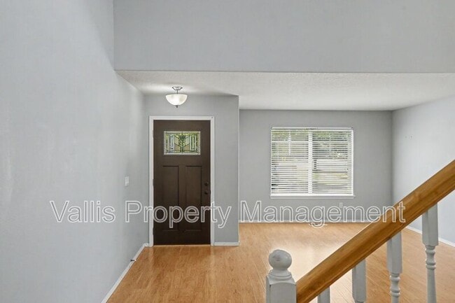 Building Photo - 305 SE Casting St