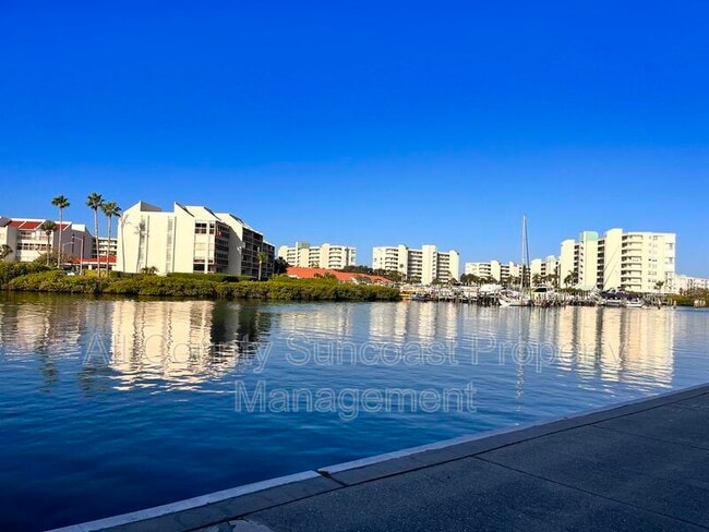 Building Photo - 7400 Sun Island Dr S