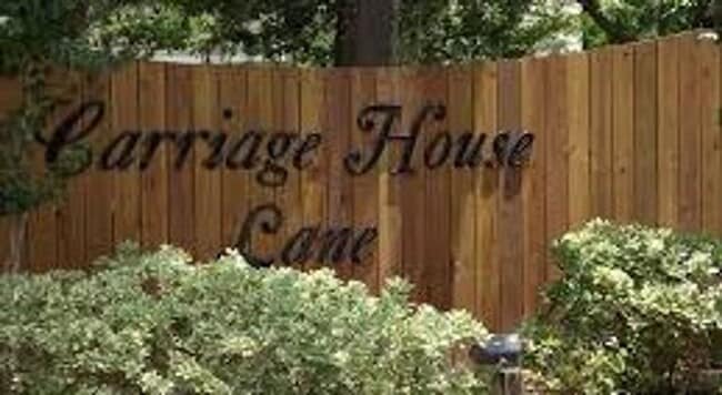 Building Photo - Spacious 2-bedroom, 1.5-bath end-unit townhouse in Carriage House