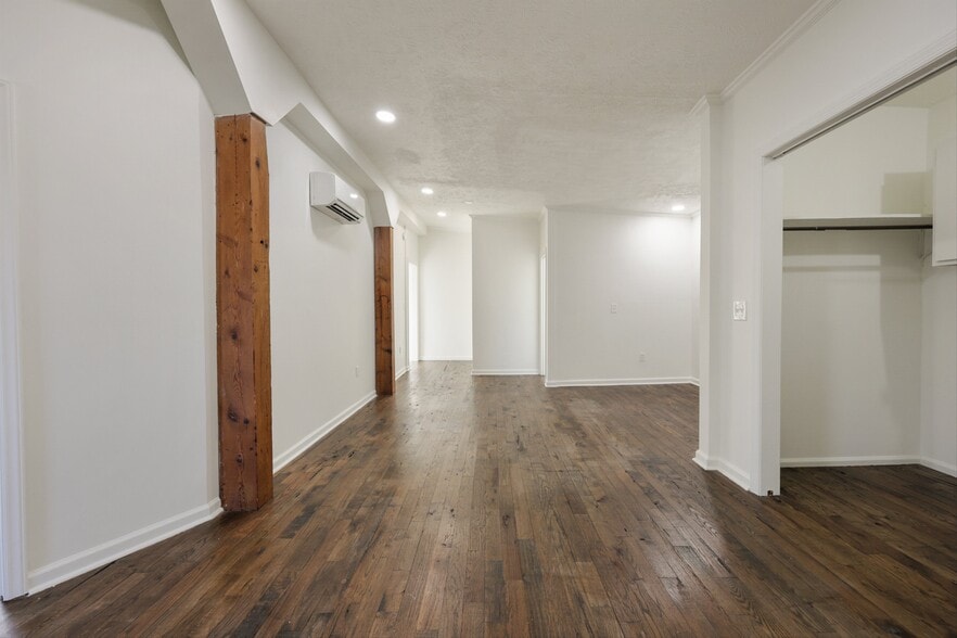 Building Photo - 664 E Meeting St