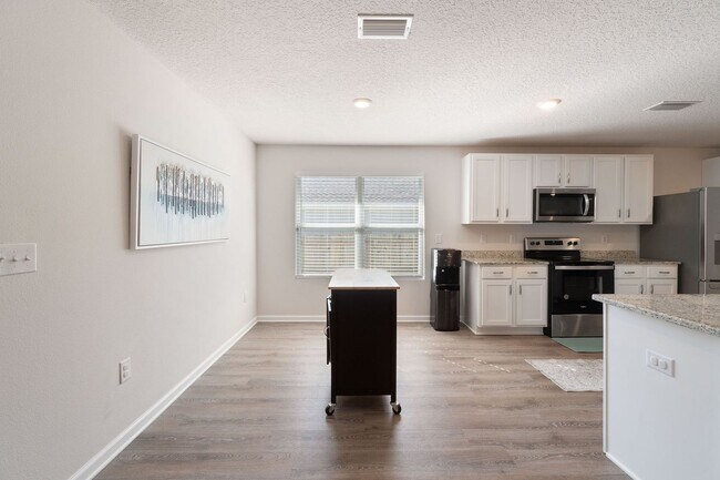 Building Photo - Gorgeous and Spacious 5/3 Home with Commun...