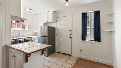 Building Photo - Garden District  Garage Apartment available NOW!