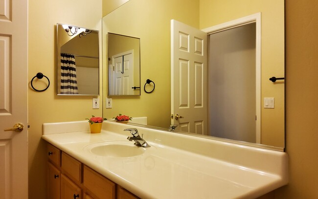 Building Photo - Three Bedroom Home