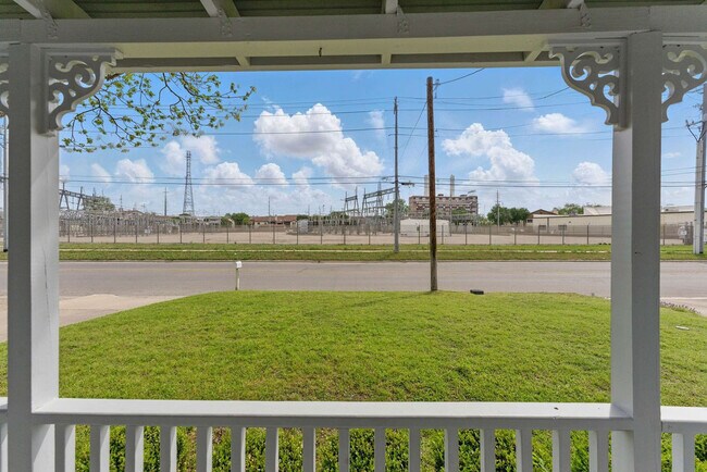 Building Photo - 175 Fredericksburg Rd