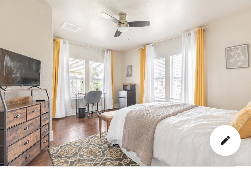 Unit A w/Shared Bath - 2108 Berry St