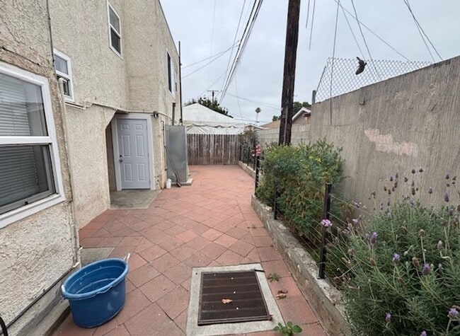 Building Photo - 3 Bedroom 1.5 Bath Back house