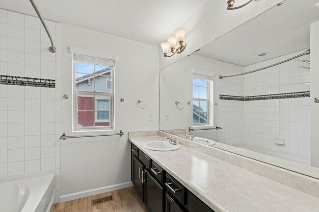 Building Photo - Stunning 4bed/3bath Oakwood Model Home in Erie