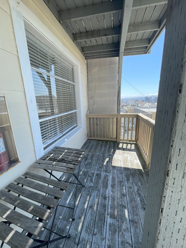 Building Photo - Remodeled 3 Bedroom in Nob Hill!!