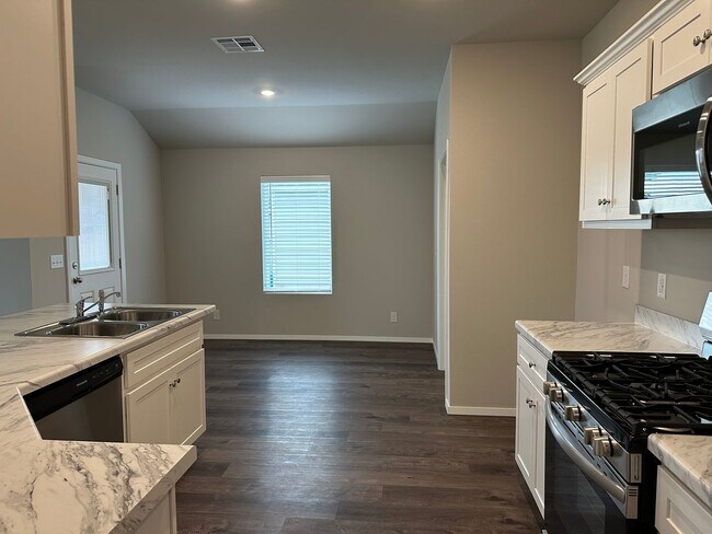 Building Photo - Brand-new 3 bedroom, 2 bath home located in historic Claremore