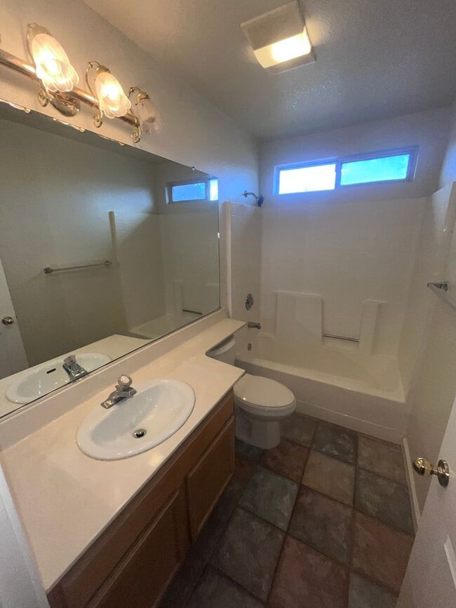 Building Photo - BEAUTIFUL UPDATED HOME IN WEST ROSEVILLE!!