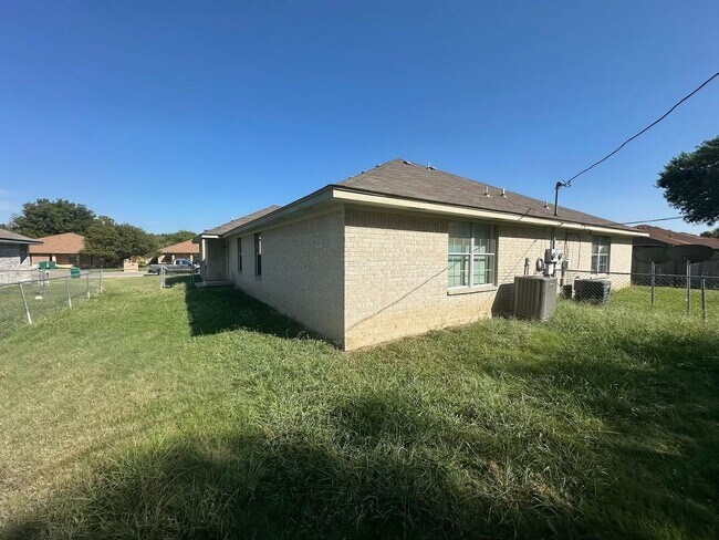 Building Photo - 904 Crymes Ln
