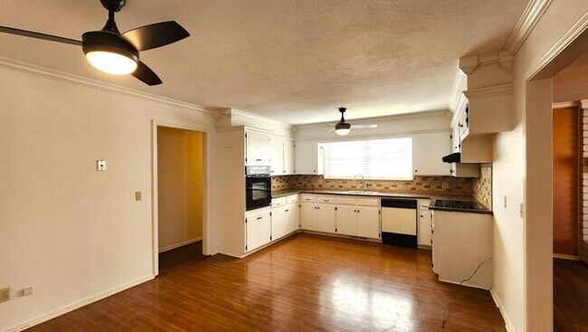 Building Photo - Beautiful 3 Bed 2 Bath Corner Lot