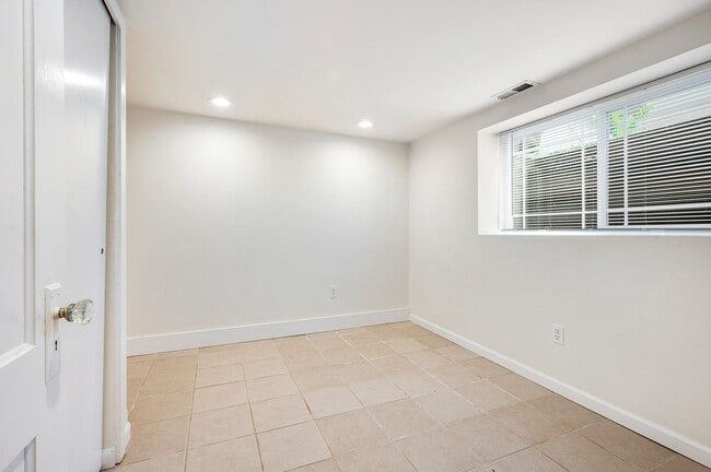 Building Photo - Charming 5 bedroom house with yard!! Close...